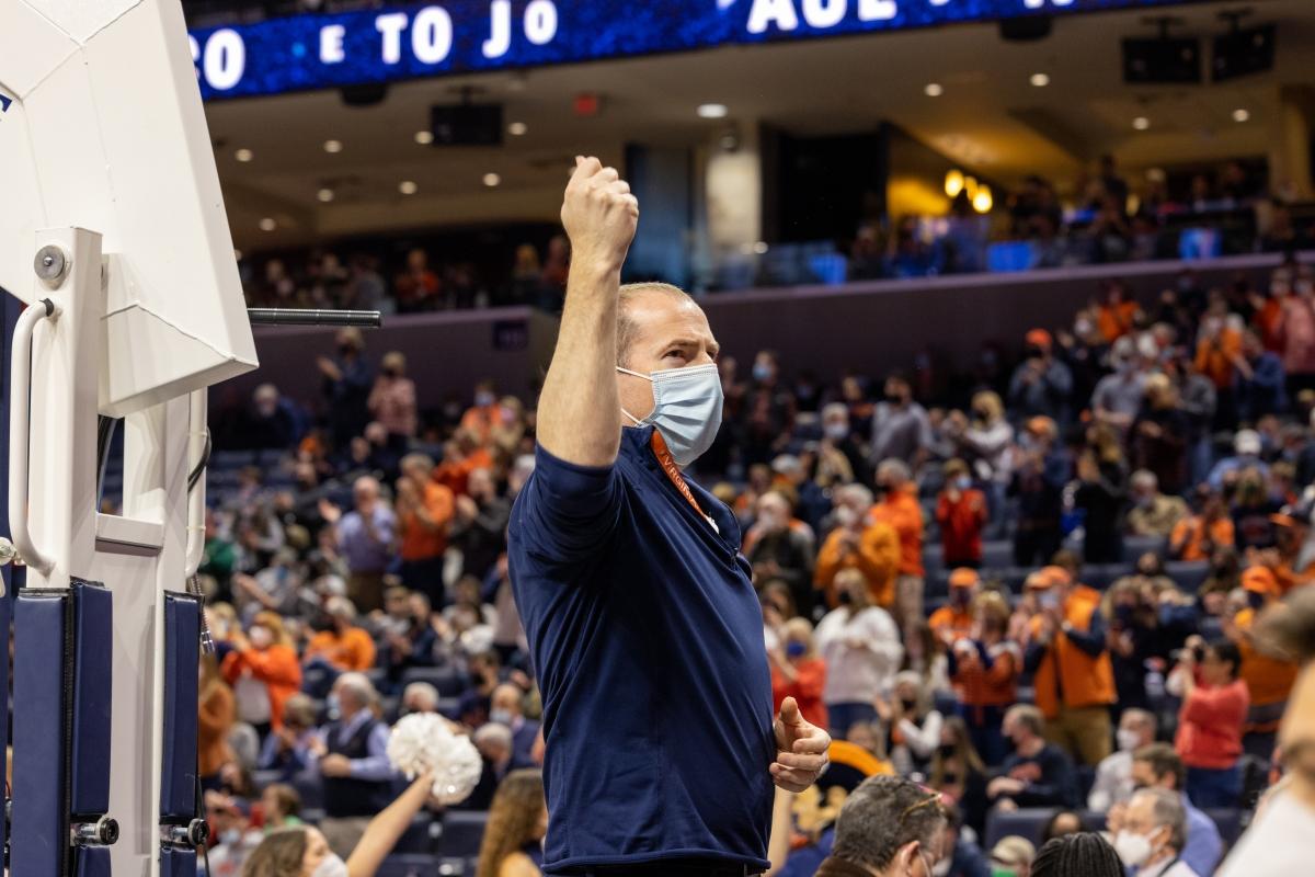 Assistant Director Michael Idzior conducting the HOOps Band in the opening of the men’s basketball game vs. Florida State. (Photo Credit: Tom Pajewski)